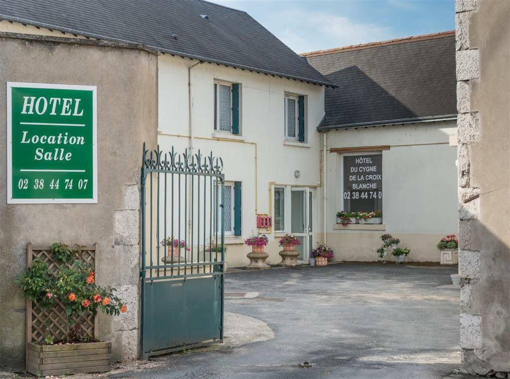 Hotel Du Cygne De La Croix Blanche Lailly-en-Val Bagian luar foto