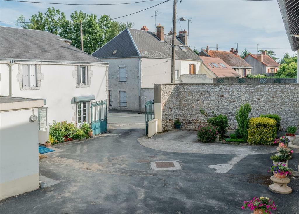 Hotel Du Cygne De La Croix Blanche Lailly-en-Val Bagian luar foto