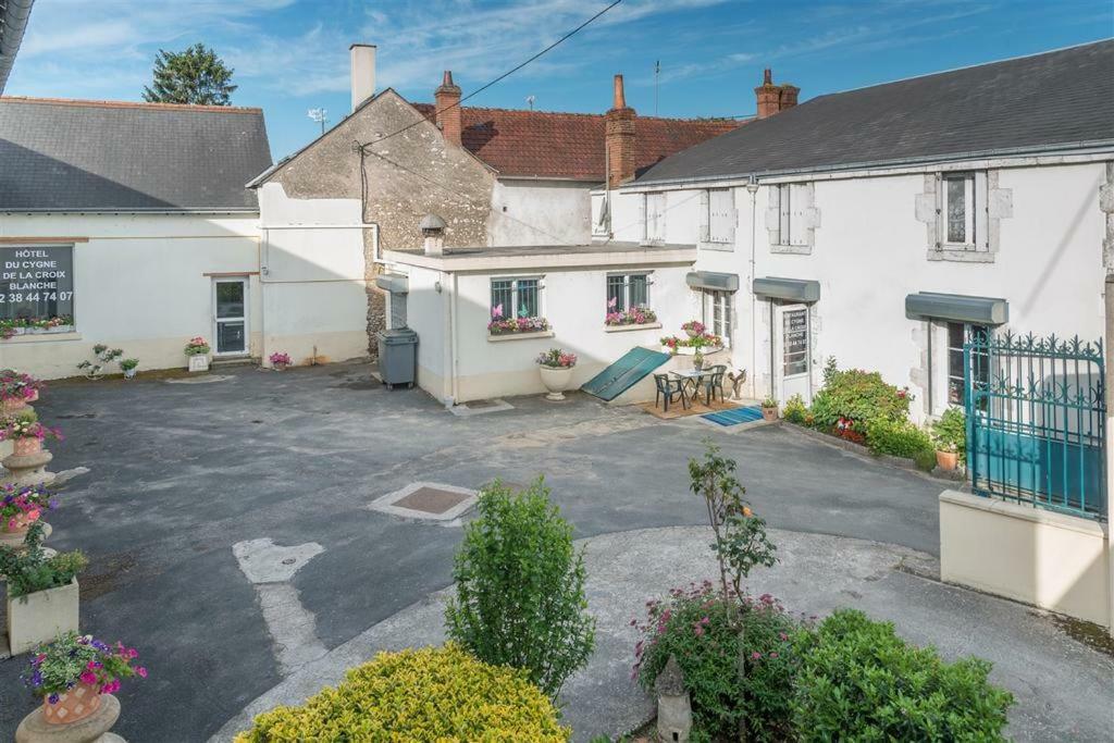 Hotel Du Cygne De La Croix Blanche Lailly-en-Val Bagian luar foto